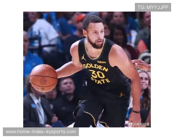 库里持球穿越三人上篮得手,勇士展现韧性